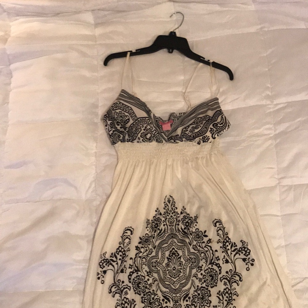 Size large white and black pattern maxi dress.